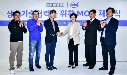 왼쪽부터 진용운 펄어비스 전략파트너십 팀장, 김경만 펄어비스 CBO, 정경인 펄어비스 CEO, 권명숙 인텔 코리아 대표, 우에노 코타로 아시아퍼시픽 엔지니어 매니저, 김준호 인텔 아키텍처 그래픽 소프트웨어 그룹 아시아 클라이언트 어카운트 총괄 상무. 펄어비스 제공